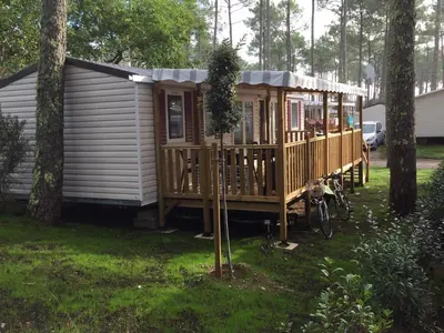 Jardin de l'établissement MH 557 TOUT confort 40m2 3ch dont suite parentale 2 salles de bain avec vue sur forêt dans camping 4 étoiles