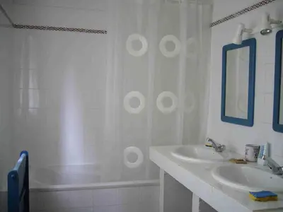 Salle de bains dans l'établissement Carpe diem Gujan