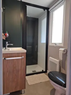 Salle de bains dans l'établissement MH 201 AGREABLE et tout ÉQUIPÉ 2CH dont suite parentale et 2sdb avec vue sur foret dans camping 4 étoiles