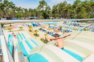 Piscine de l'établissement MH 201 AGREABLE et tout ÉQUIPÉ 2CH dont suite parentale et 2sdb avec vue sur foret dans camping 4 étoiles ou située à proximité