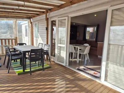 Balcon ou terrasse dans l'établissement MH 201 AGREABLE et tout ÉQUIPÉ 2CH dont suite parentale et 2sdb avec vue sur foret dans camping 4 étoiles