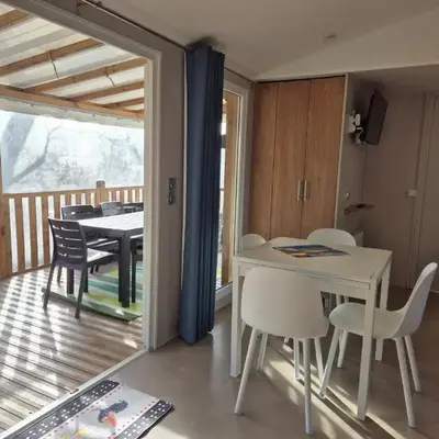 MH 201 AGREABLE et tout ÉQUIPÉ 2CH dont suite parentale et 2sdb avec vue sur foret dans camping 4 étoiles