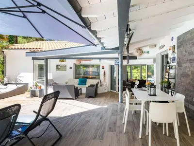 Restaurant ou autre lieu de restauration dans l'établissement Villa d'architecte avec piscine chauffée et borne de recharge, parfaite pour des vacances en famille - FR-1-791-4