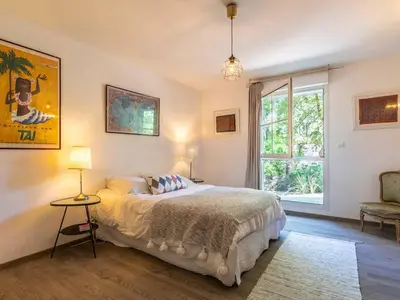 Un ou plusieurs lits dans un hébergement de l'établissement Villa d'architecte avec piscine chauffée et borne de recharge, parfaite pour des vacances en famille - FR-1-791-4
