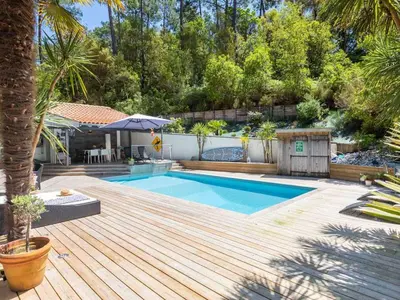 Piscine de l'établissement Villa d'architecte avec piscine chauffée et borne de recharge, parfaite pour des vacances en famille - FR-1-791-4 ou située à proximité