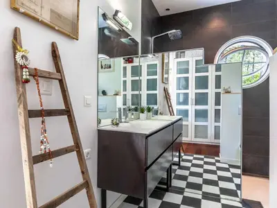 Cuisine ou kitchenette dans l'établissement Villa d'architecte avec piscine chauffée et borne de recharge, parfaite pour des vacances en famille - FR-1-791-4
