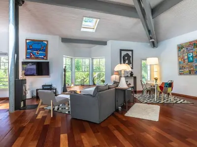 Télévision ou salle de divertissement dans l'établissement Villa d'architecte avec piscine chauffée et borne de recharge, parfaite pour des vacances en famille - FR-1-791-4