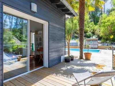 Jardin de l'établissement Villa d'architecte avec piscine chauffée et borne de recharge, parfaite pour des vacances en famille - FR-1-791-4