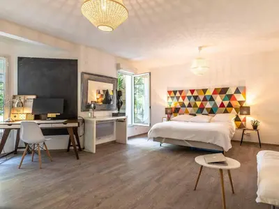 Un ou plusieurs lits dans un hébergement de l'établissement Villa d'architecte avec piscine chauffée et borne de recharge, parfaite pour des vacances en famille - FR-1-791-4