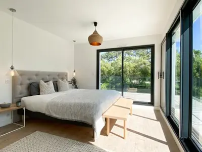 Un ou plusieurs lits dans un hébergement de l'établissement Villa d'Exception avec Piscine et Jardin Proche Plages et Lac à Hossegor - FR-1-791-5