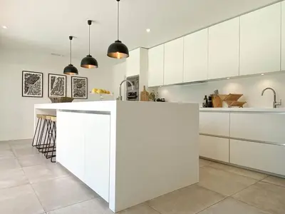 Cuisine ou kitchenette dans l'établissement Villa d'Exception avec Piscine et Jardin Proche Plages et Lac à Hossegor - FR-1-791-5