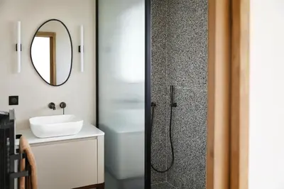 Salle de bains dans l'établissement CLUQUE- Maisons de Vacances