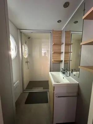 Salle de bains dans l'établissement Location mobile-home confort face au lac