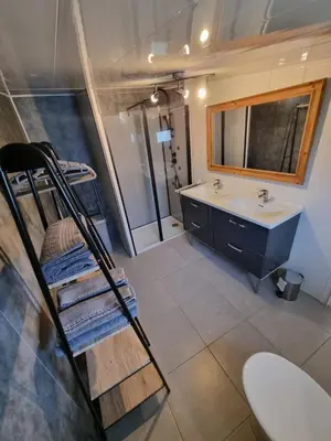 Salle de bains dans l'établissement Le petit Pelanne