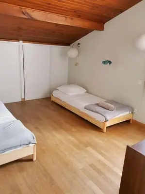 Un ou plusieurs lits dans un hébergement de l'établissement Maison au bord du lac, les pieds dans l'eau