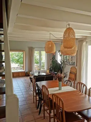 Coin salon dans l'établissement Maison au bord du lac, les pieds dans l'eau