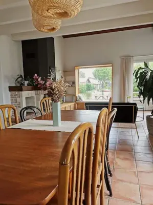 Coin salon dans l'établissement Maison au bord du lac, les pieds dans l'eau