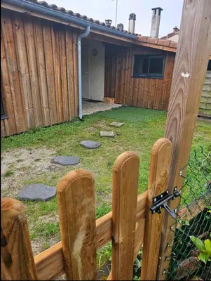 Jardin de l'établissement logement avec cuisine et jardinet proche lac