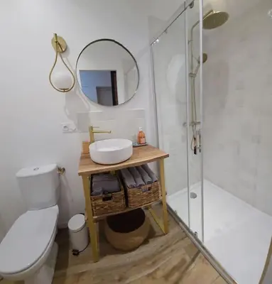 Salle de bains dans l'établissement logement avec cuisine et jardinet proche lac