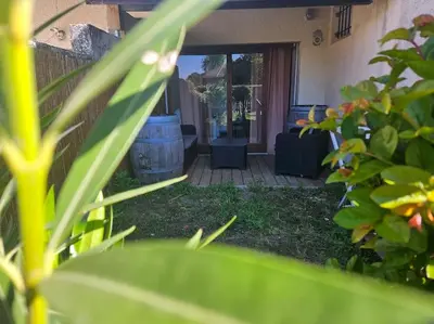 Jardin de l'établissement logement avec cuisine et jardinet proche lac