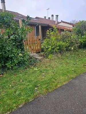 Jardin de l'établissement logement avec cuisine et jardinet proche lac