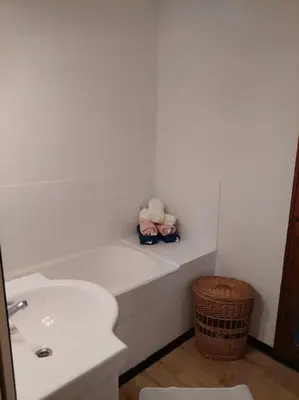 Salle de bains dans l'établissement appartement spacieux et calme avec plages à 15 min