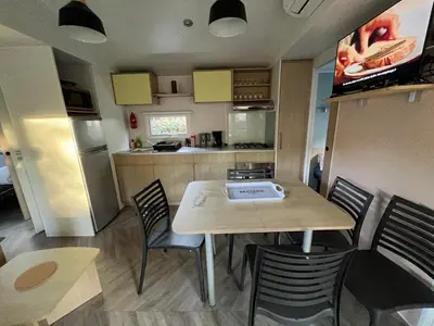 Cuisine ou kitchenette dans l'établissement mobilhome 4 étoiles
