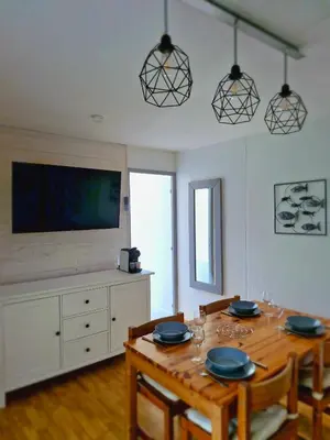 Télévision ou salle de divertissement dans l'établissement KSL Vos vacances dans les Landes