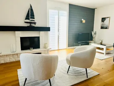 Télévision ou salle de divertissement dans l'établissement Villa Spa du Bassin - Le Teich - Bassin d'Arcachon