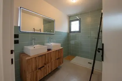 Salle de bains dans l'établissement Maison moderne avec terrasse et parking