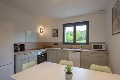 Cuisine ou kitchenette dans l'établissement Maison moderne avec terrasse et parking