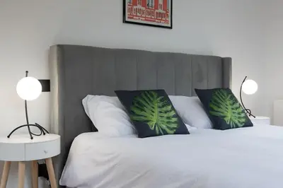 Un ou plusieurs lits dans un hébergement de l'établissement Maison moderne avec terrasse et parking