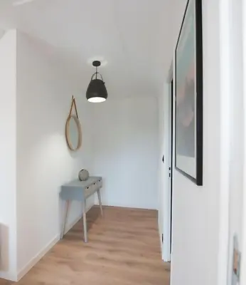 Télévision ou salle de divertissement dans l'établissement Maison moderne avec terrasse et parking