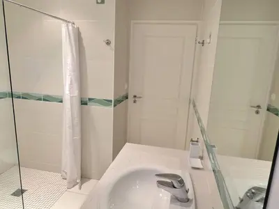 Salle de bains dans l'établissement Villa contemporaine à Seignosse avec piscine chauffée, proche océan - FR-1-791-10
