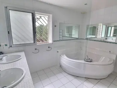 Salle de bains dans l'établissement Villa contemporaine à Seignosse avec piscine chauffée, proche océan - FR-1-791-10