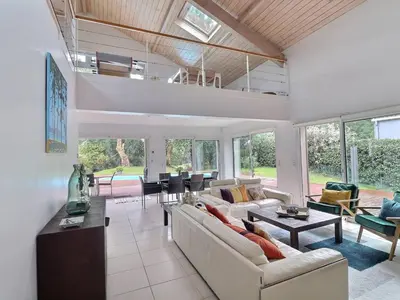 Coin salon dans l'établissement Villa contemporaine à Seignosse avec piscine chauffée, proche océan - FR-1-791-10