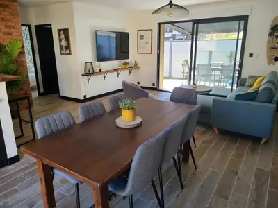 Télévision ou salle de divertissement dans l'établissement Maison avec piscine Pyla sur mer