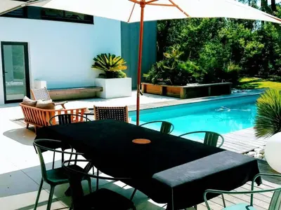 Piscine de l'établissement Villa d'Architecte avec Piscine Chauffée, Terrasse et Services Hôteliers à Soorts-Hossegor - FR-1-791-11 ou située à proximité