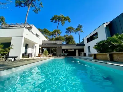 Piscine de l'établissement Villa d'Architecte avec Piscine Chauffée, Terrasse et Services Hôteliers à Soorts-Hossegor - FR-1-791-11 ou située à proximité