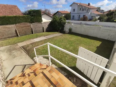 Jardin de l'établissement T2 très bien situé avec parking privé