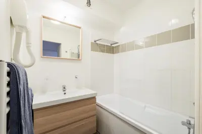 Salle de bains dans l'établissement Les Cottages du Lac A05