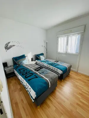 Un ou plusieurs lits dans un hébergement de l'établissement Maison de Ville 3 Chambres avec Jardinet et Garage