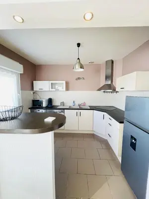 Cuisine ou kitchenette dans l'établissement Maison de Ville 3 Chambres avec Jardinet et Garage