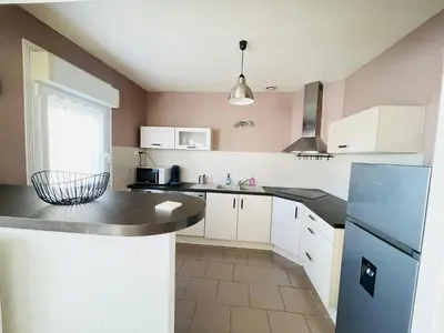 Cuisine ou kitchenette dans l'établissement Maison de Ville 3 Chambres avec Jardinet et Garage