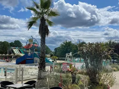 Piscine de l'établissement MH 467 Isalisa 3chambres et 1 salle de bain dans camping 4 étoiles avec PARC AQUATIQUE ou située à proximité
