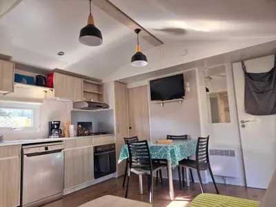 Cuisine ou kitchenette dans l'établissement MH 467 Isalisa 3chambres et 1 salle de bain dans camping 4 étoiles avec PARC AQUATIQUE