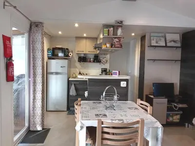 Cuisine ou kitchenette dans l'établissement MH 468 LUMINOSA 3ch dont 1 suite parentale et 2sdb proche des activités dans camping 4 étoiles