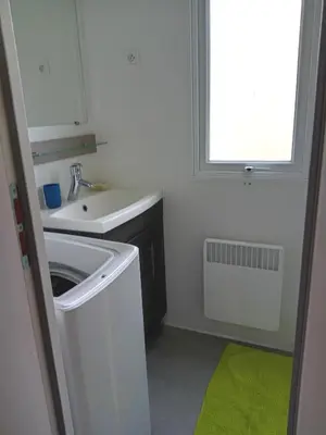 Cuisine ou kitchenette dans l'établissement MH 468 LUMINOSA 3ch dont 1 suite parentale et 2sdb proche des activités dans camping 4 étoiles
