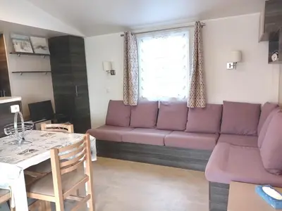 Coin salon dans l'établissement MH 468 LUMINOSA 3ch dont 1 suite parentale et 2sdb proche des activités dans camping 4 étoiles