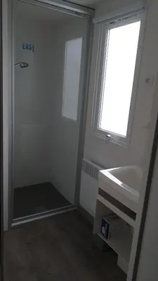 Salle de bains dans l'établissement MH 538 TOUT EQUIPE et TOUT CONFORT 2ch 1sdb dans camping 4 étoiles